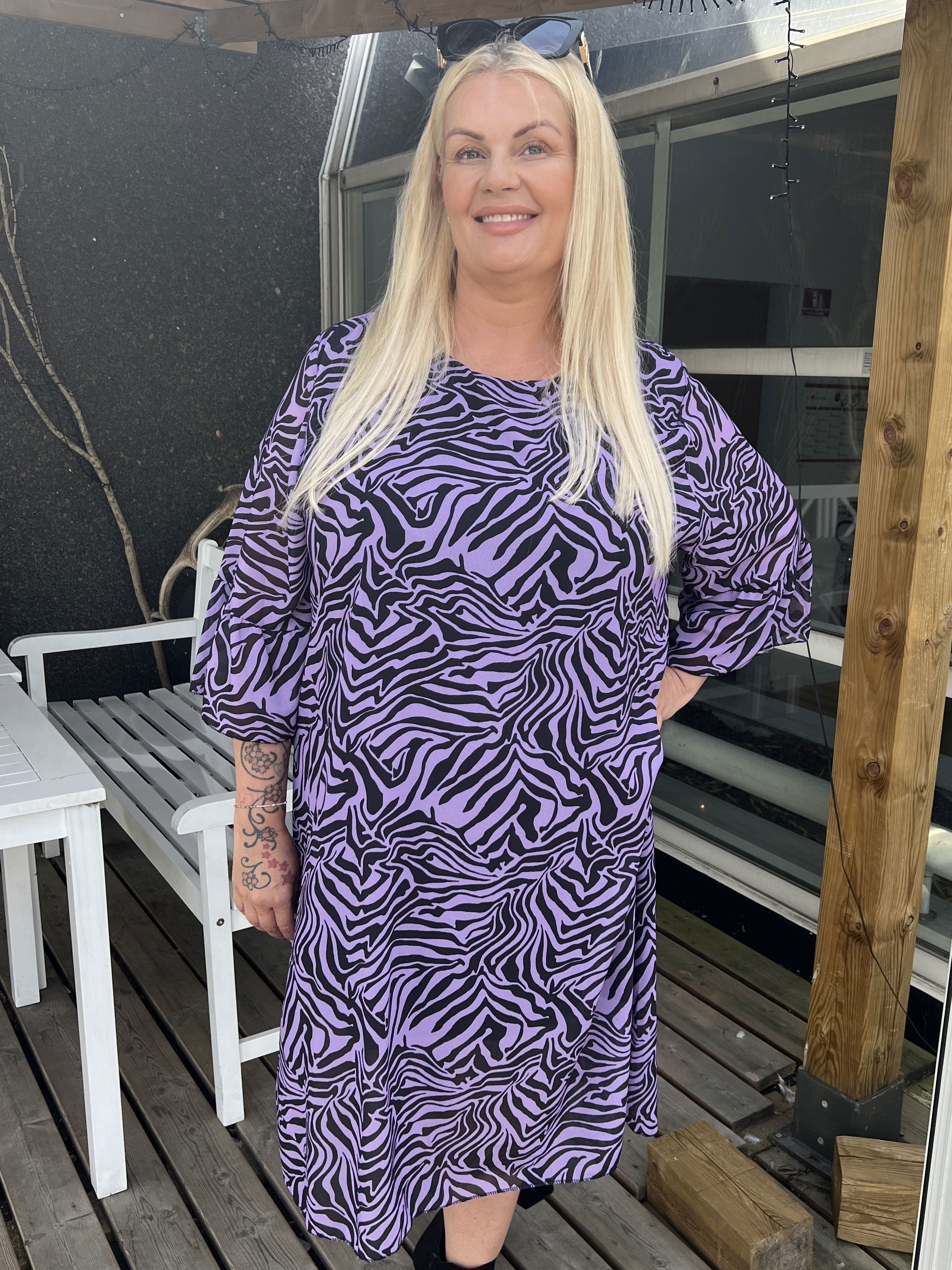 Olive - Zebramönstrad klänning med fin ärm i plus size - Purple